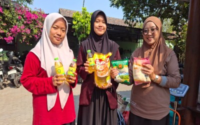 Atasi Sampah Sekaligus Bantu Dapur: Warga Jombang Antusias Ikuti Program Tukar Sampah di MTs-MA Al Hikam